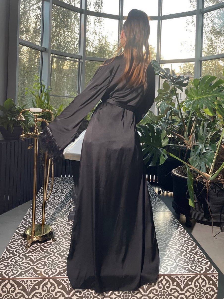 длинный женский шелковый черный халат с перьями,шелковый халат с перьями premium,халат домашний,длинный халат с перьями,женский роскошный халат макси с декорированными перьями на рукавах