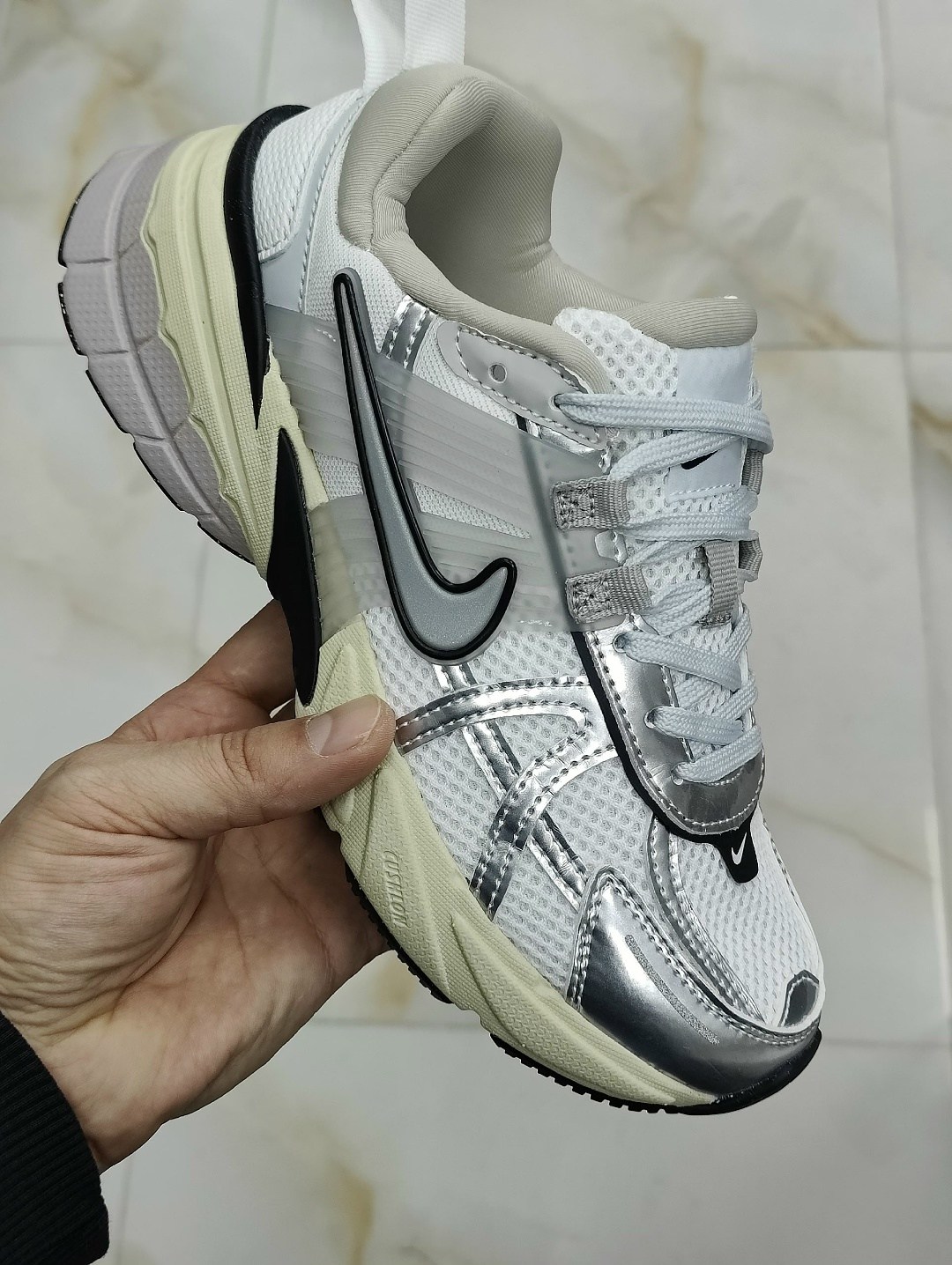 nike v2k run женские беговые кроссовки,кроссовки,женские кроссовки,женские кроссовки nike,кроссовки для бега initiator женские с низким верхом розовые/белые/серебристые nike