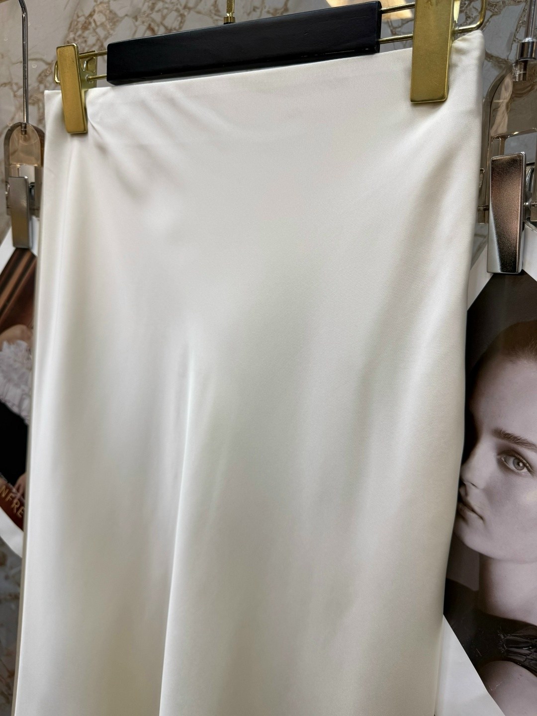 атласная юбка с кружевом,атласная юбка,gold hawk атласная юбка с кружевным подолом,юбка с кружевом,атласная юбка с высоким