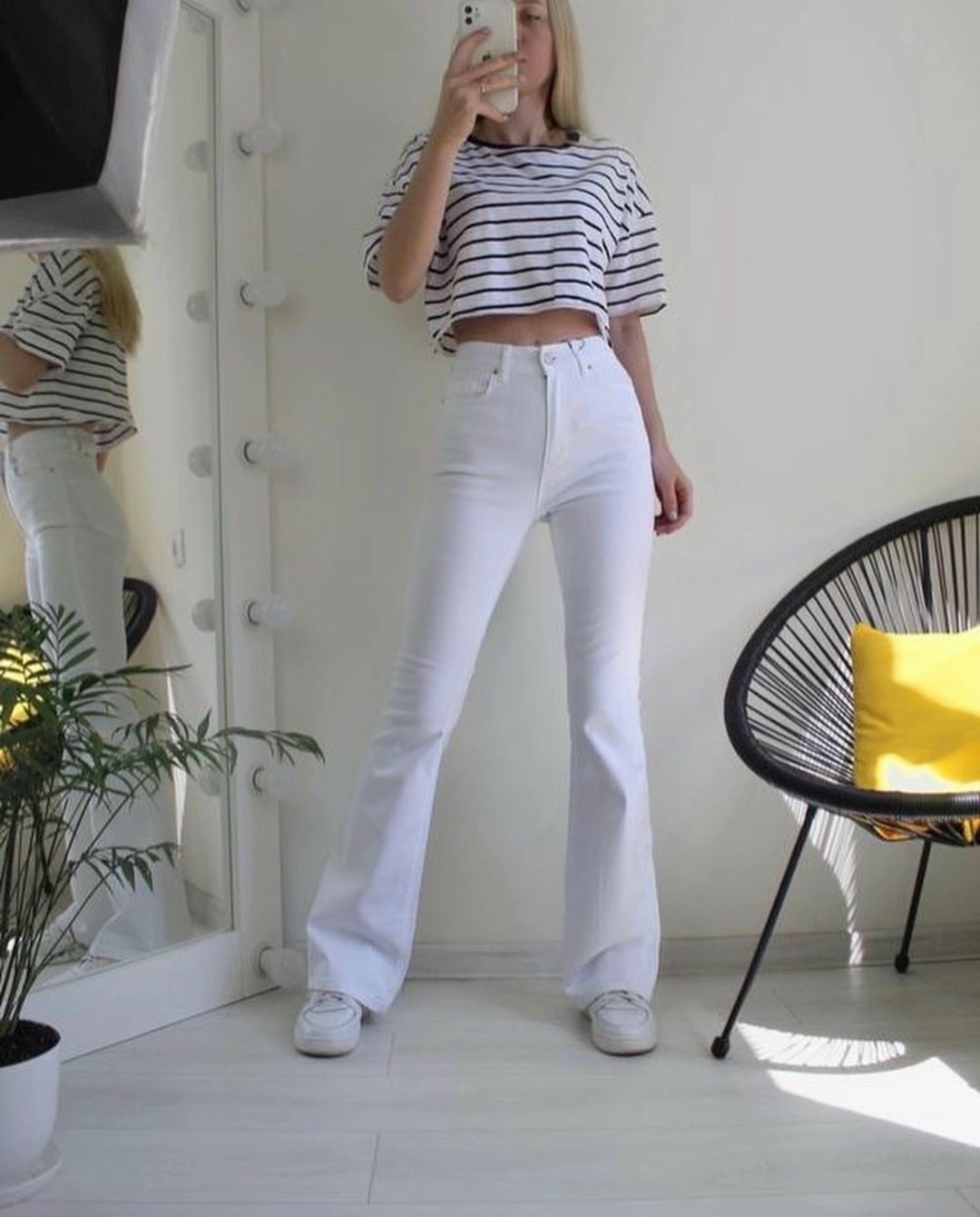 белые джинсы клеш,белые джинсы женские,белые джинсы,белые джинсы клеш от колена,белые джинсы женские клеш