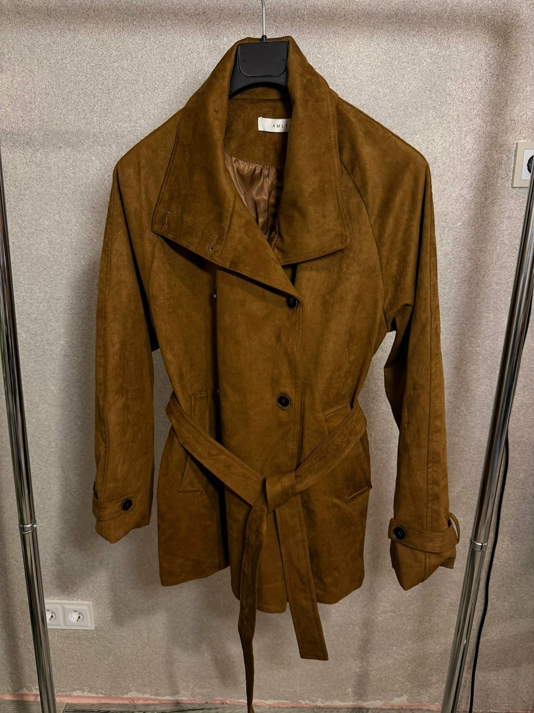 классическая коричневая замшевая женская куртка с поясом,замшевая куртка,замшевый плащ,замшевый тренч,izeta коричневое пальто из замши