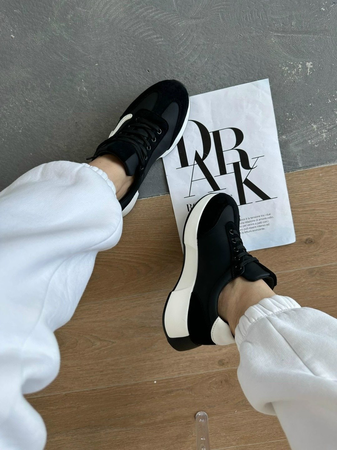 ,кроссовки женскиe,кроссовки найк женские черные на белой подошве,черные кроссовки,кроссовки модные