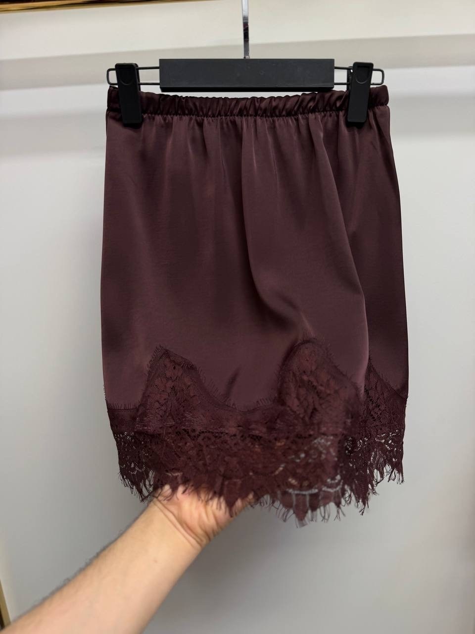 юбка с кружевом,юбка шелковая с кружевом,юбка с кружевами,мини-юбка из шелкового атласа с кружевной отделкой saint laurent коричневый,кружевная юбка