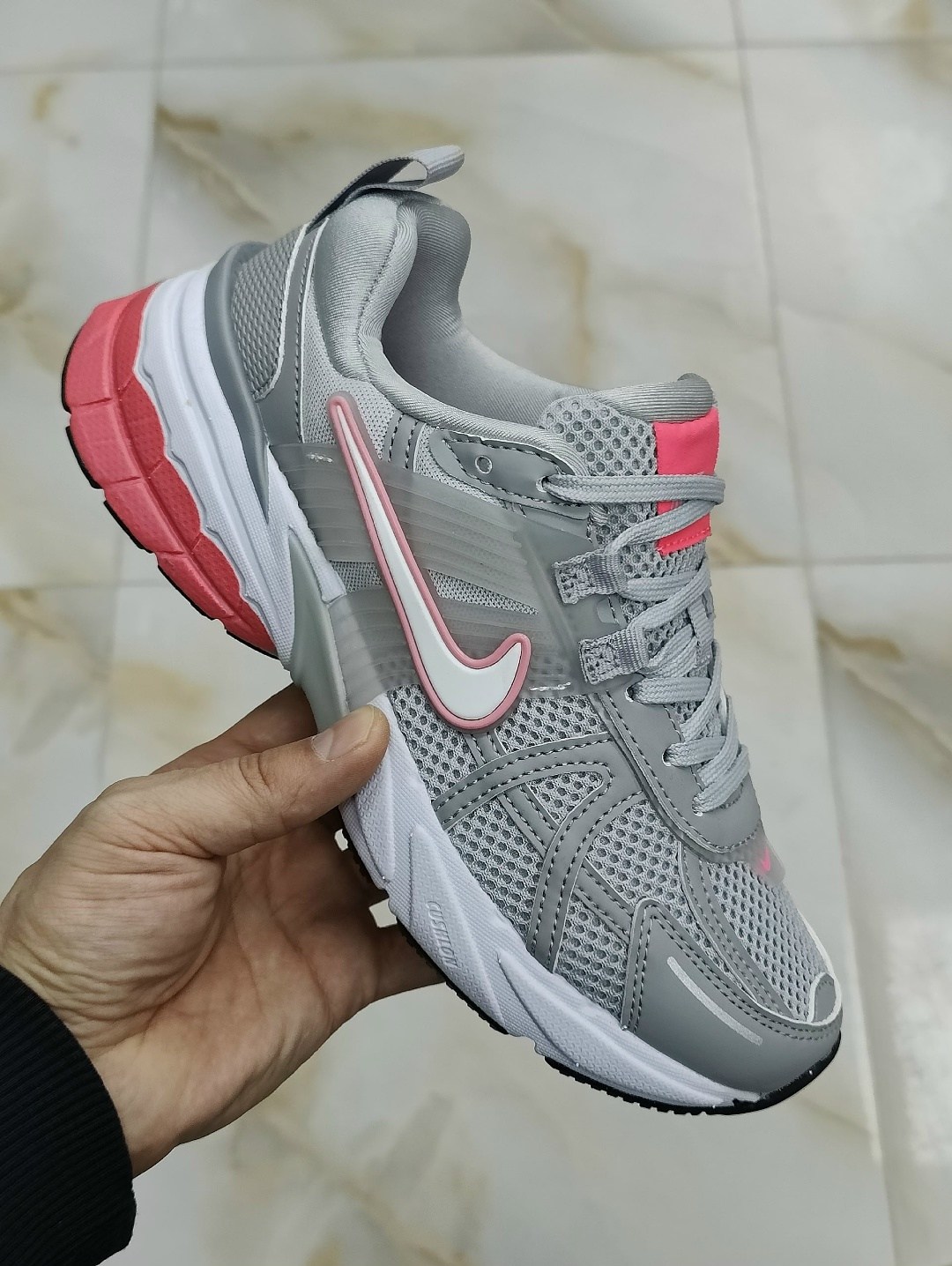 nike v2k run женские беговые кроссовки,кроссовки,женские кроссовки,женские кроссовки nike,кроссовки для бега initiator женские с низким верхом розовые/белые/серебристые nike