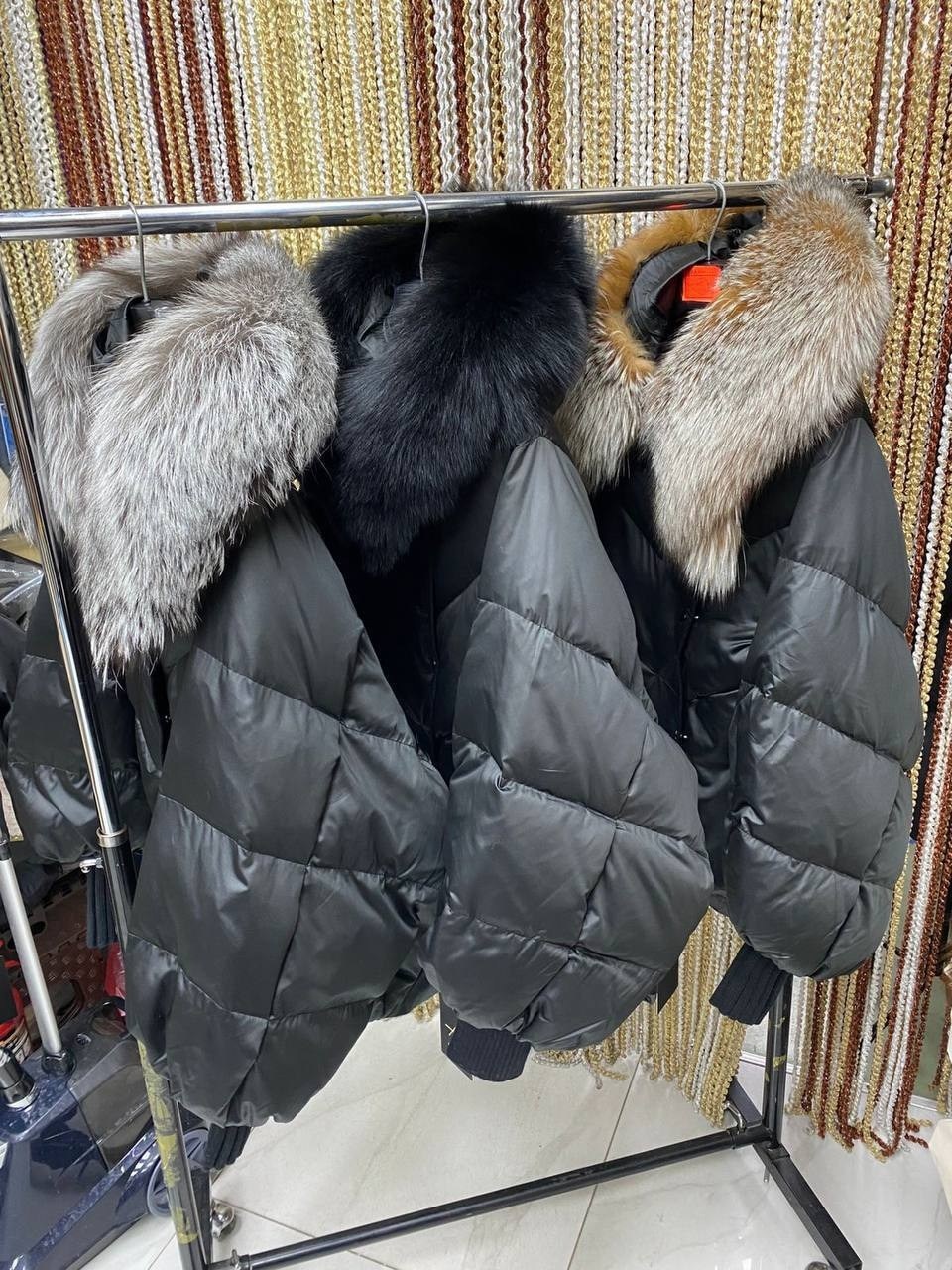 пуховики с натуральным мехом,женский пуховик на белом утином пуху с воротником из меха чернобурки,женский пуховик с меховым воротником,куртка с меховым капюшоном,женский пуховик на белом утином пуху с