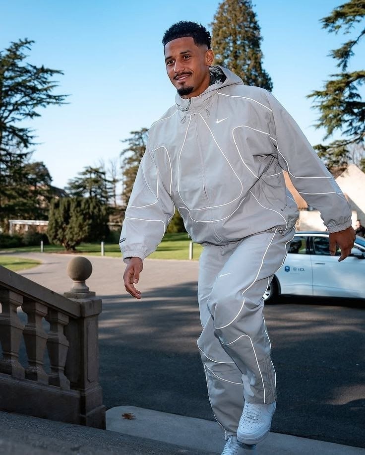 неоновые костюмы,ветровка nike x corteiz,неоновая одежда мужская,streetwear men outfit