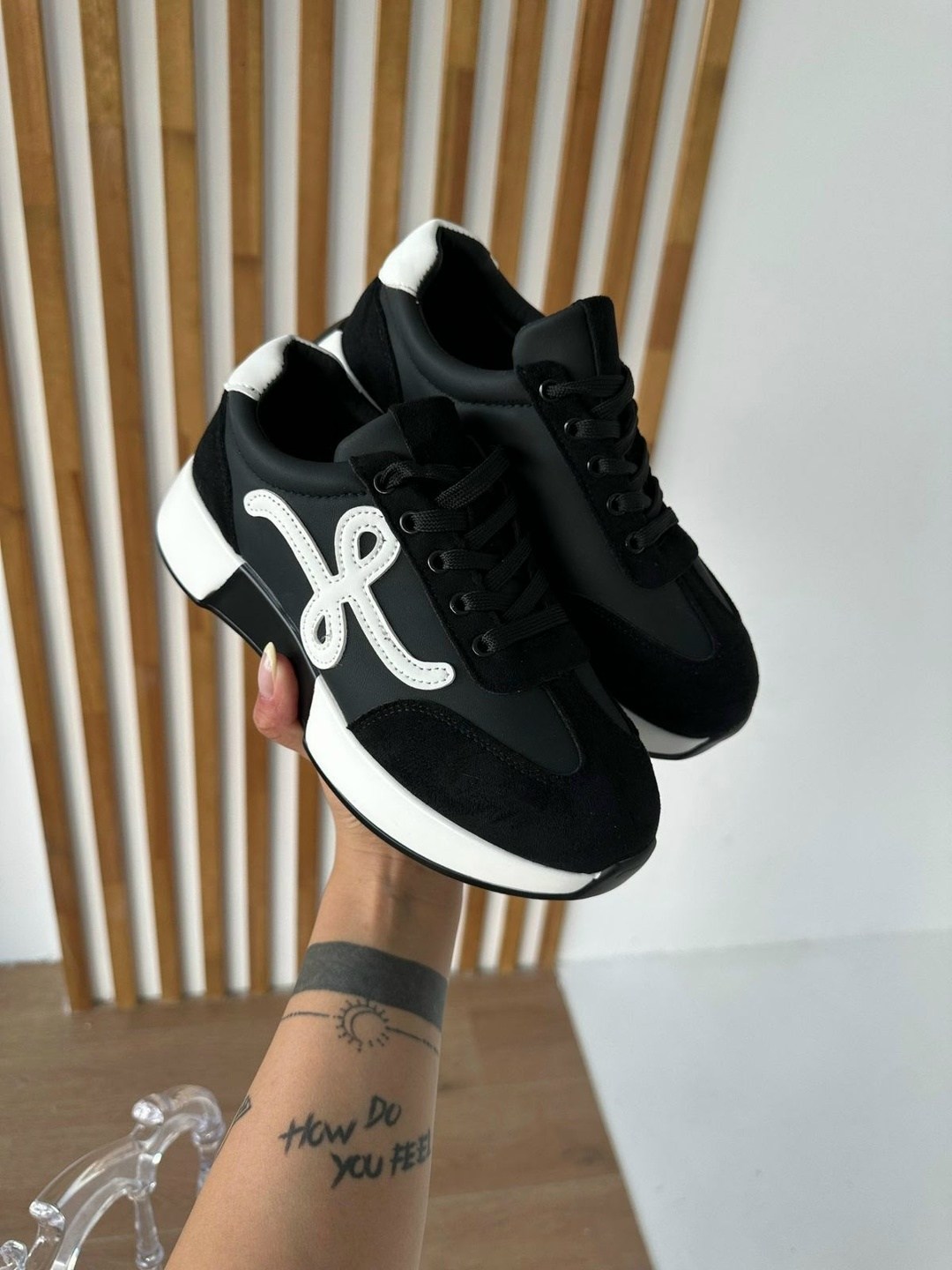 ,кроссовки женскиe,кроссовки найк женские черные на белой подошве,черные кроссовки,кроссовки модные