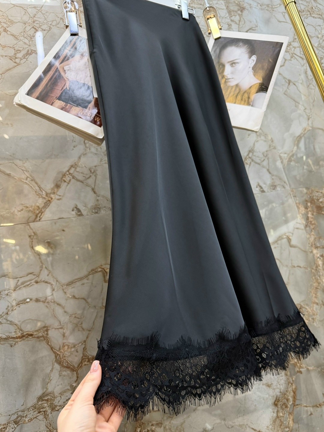 атласная юбка с кружевом,атласная юбка,gold hawk атласная юбка с кружевным подолом,юбка с кружевом,атласная юбка с высоким