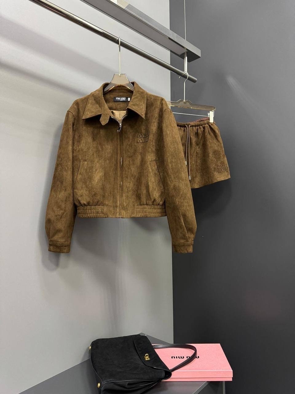 куртка замшевая,костюм с юбкой,куртка бомбер,вельветовый костюм с юбкой,костюм из вельвета