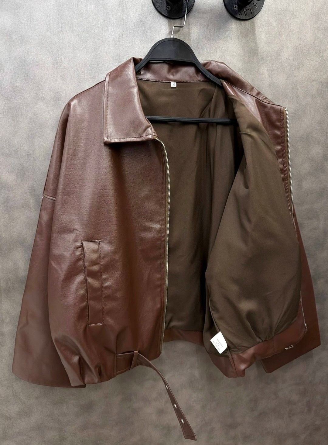 кожаная куртка,куртка модная,кожаная куртка с капюшоном,куртка бомбер,женская кожаная куртка