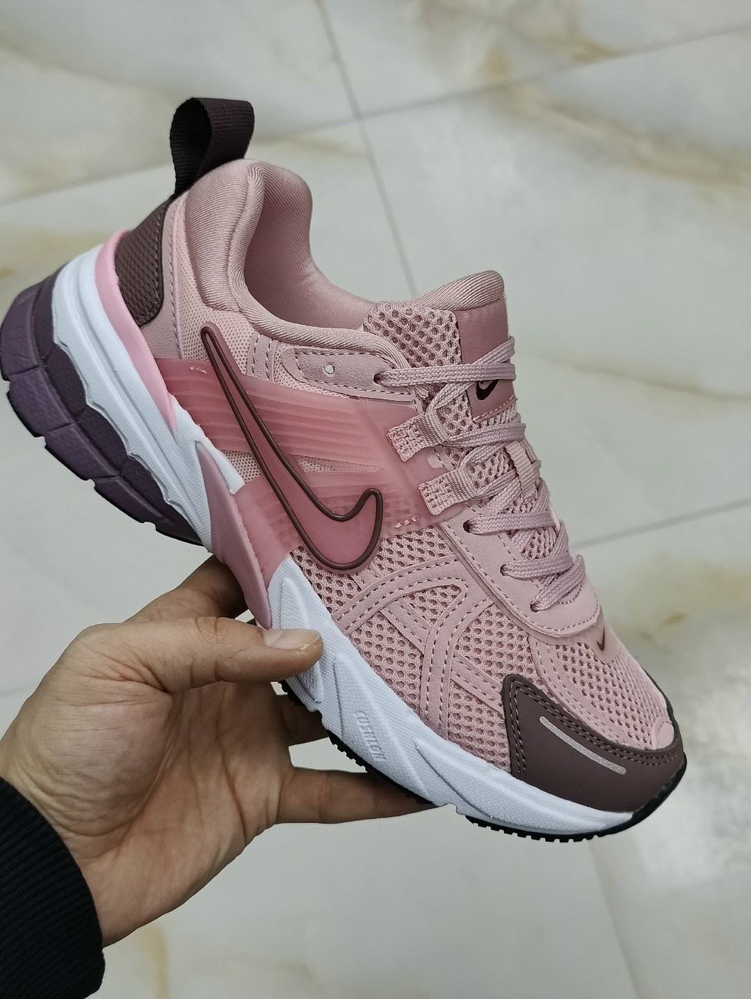 nike v2k run женские беговые кроссовки,кроссовки,женские кроссовки,кроссовки для бега initiator женские с низким верхом розовые/белые/серебристые nike,кроссовки nike