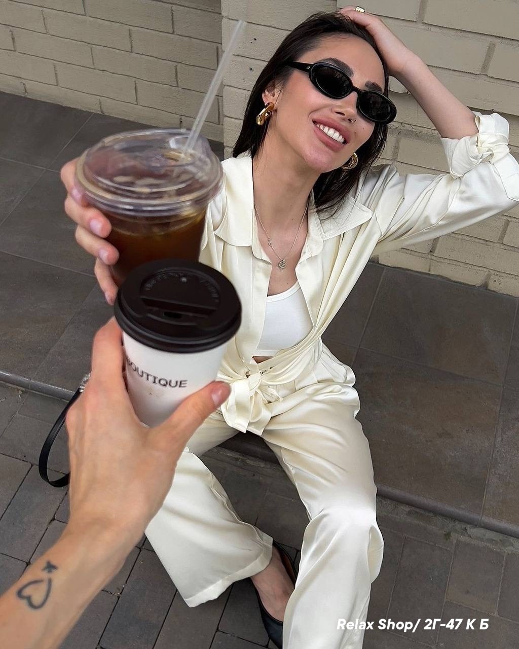 атласный костюм,шелковый брючный костюм,атласный брючный костюм,брючный костюм,костюм брючный шёлк "шоколад"