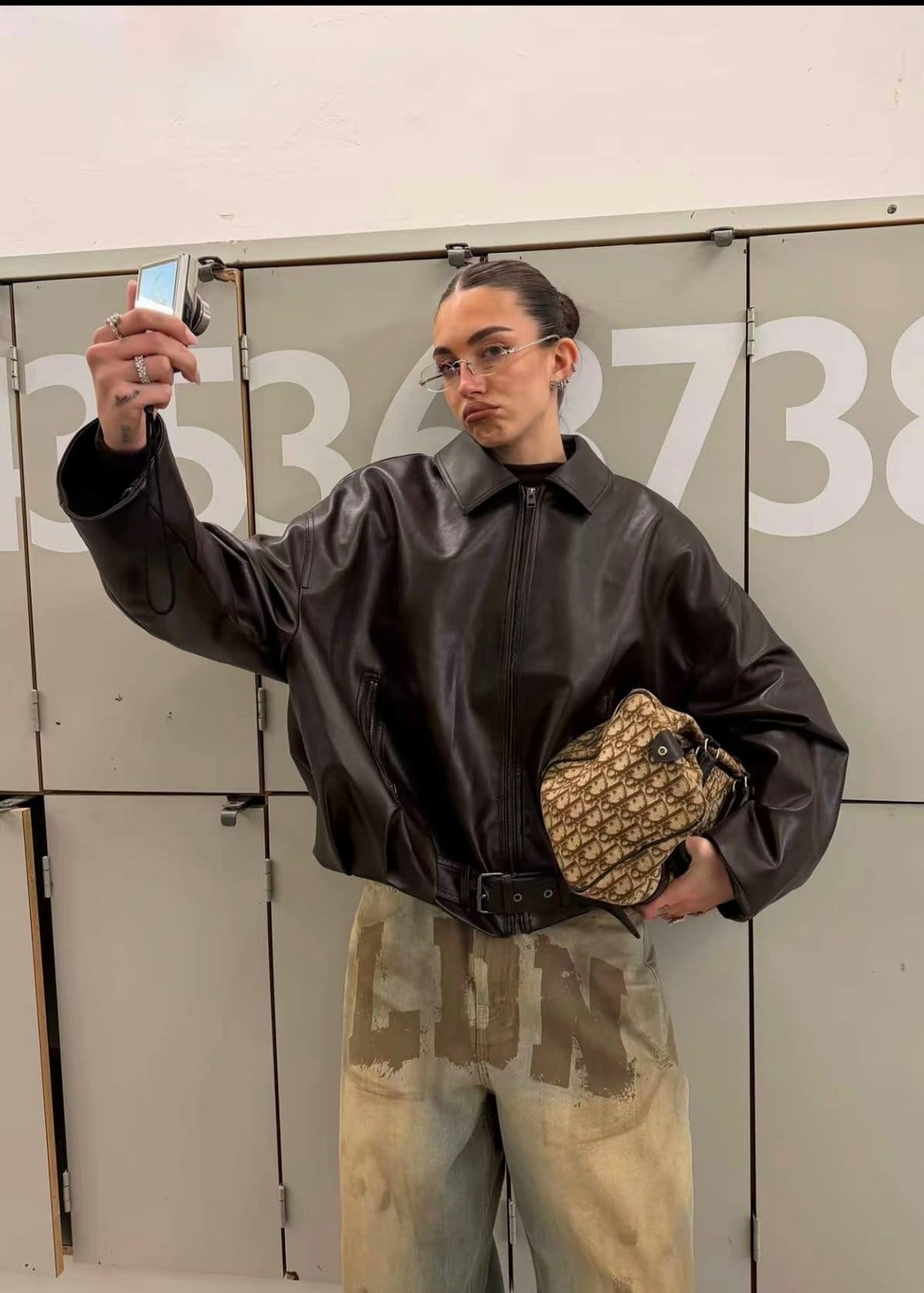 кожаная куртка,куртка модная,кожаная куртка с капюшоном,куртка бомбер,женская кожаная куртка