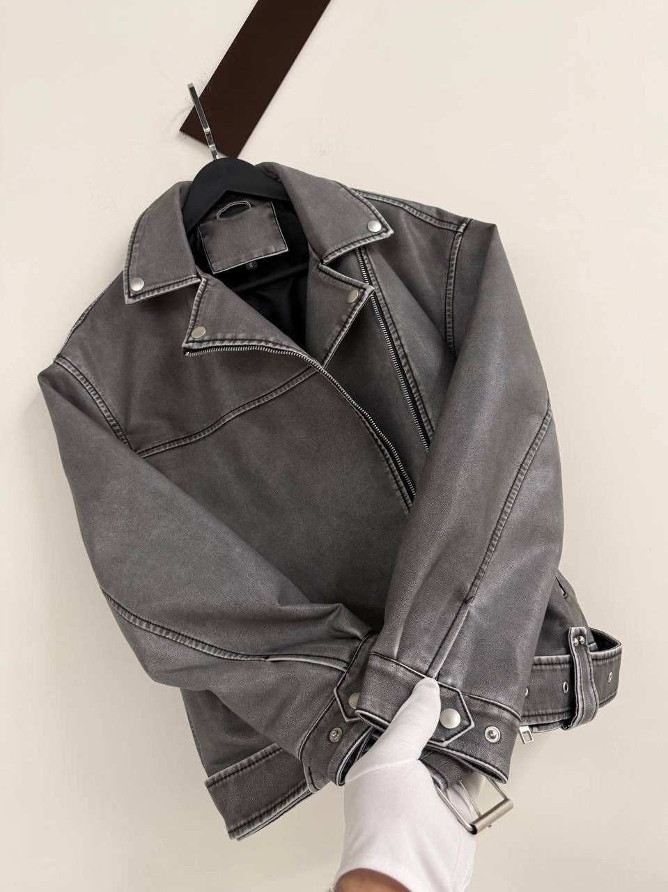 косуха винтажная куртка кожаная oversize серая monyken,куртка косуха,куртка кожаная,женская кожаная куртка,косуха серая винтажная куртка кожаная оверсайз aftfbasic