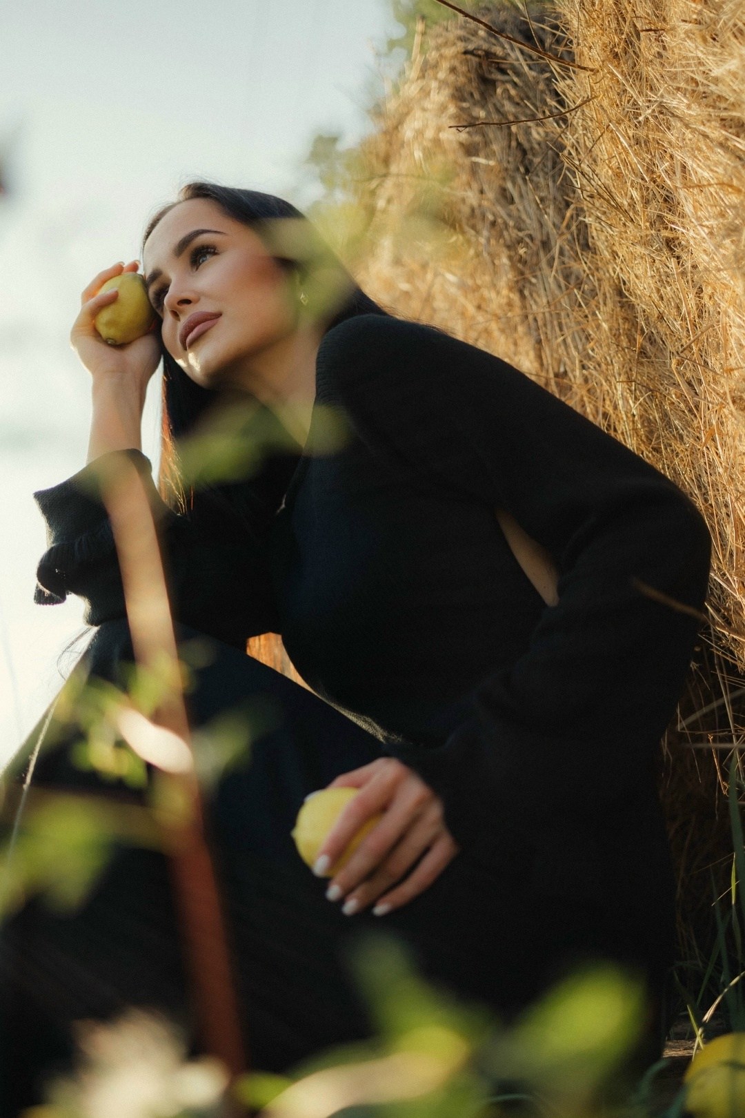 фотосессия на тюках сена,фотосессии идеи,фотосессии в поле,девушка,идеи для фотосессии в поле