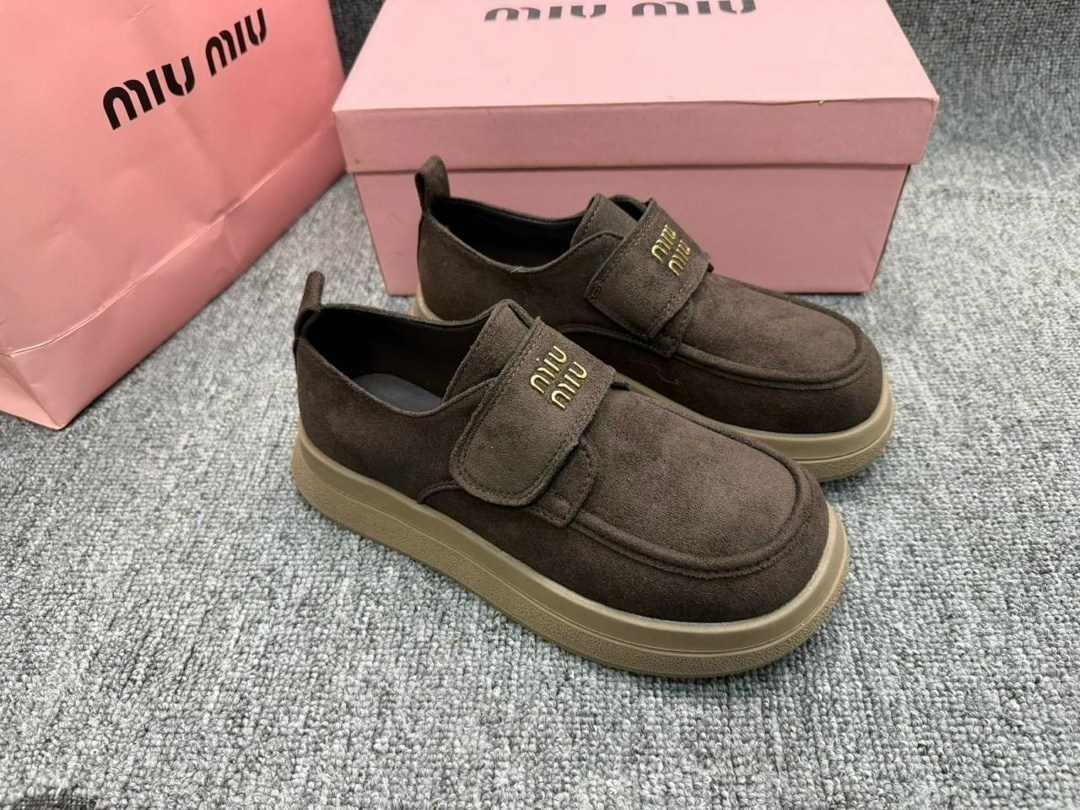 ,женская , повседневные,замшевые лоферы miu miu на высокий подошве и фирменной фурнитурой,модная женская