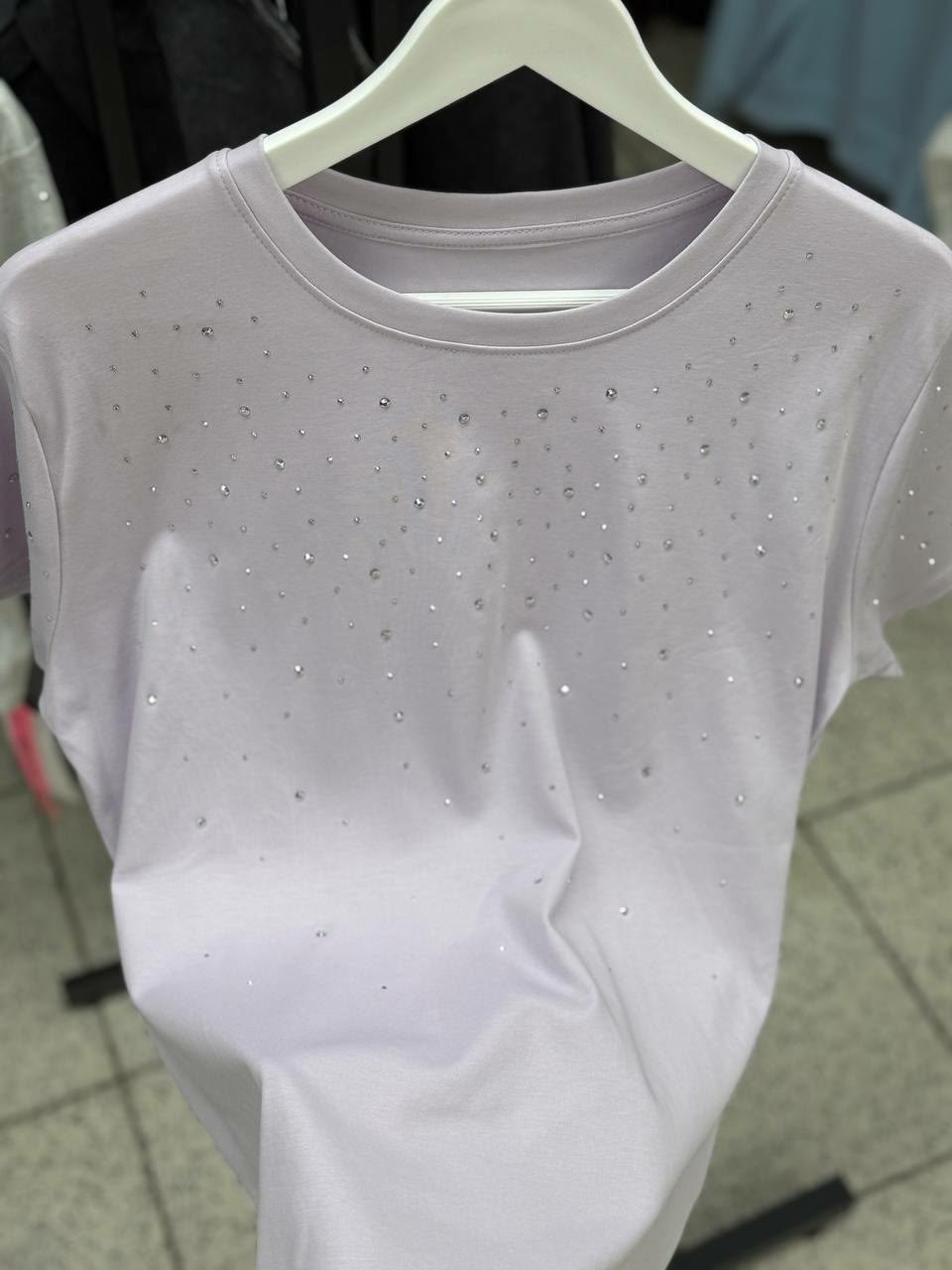 мужская футболка со стразами и заклепками,мужские футболки с заклепками,футболка со стразами,черная футболка со стразами,модные мужские футболки