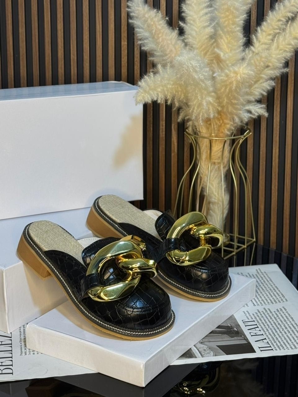 ,женские шлепанцы,модные шлепанцы,шлепанцы на плоской подошве,модные босоножки