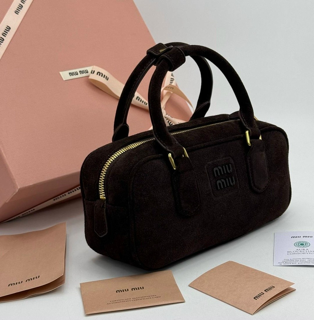 женская замшевая сумка miu miu arcadie коричневая,сумка miu miu,сумка в образе miu miu замша размер 28/14 см,сумка натуральная замша miu miu,замшевые сумки miu miu