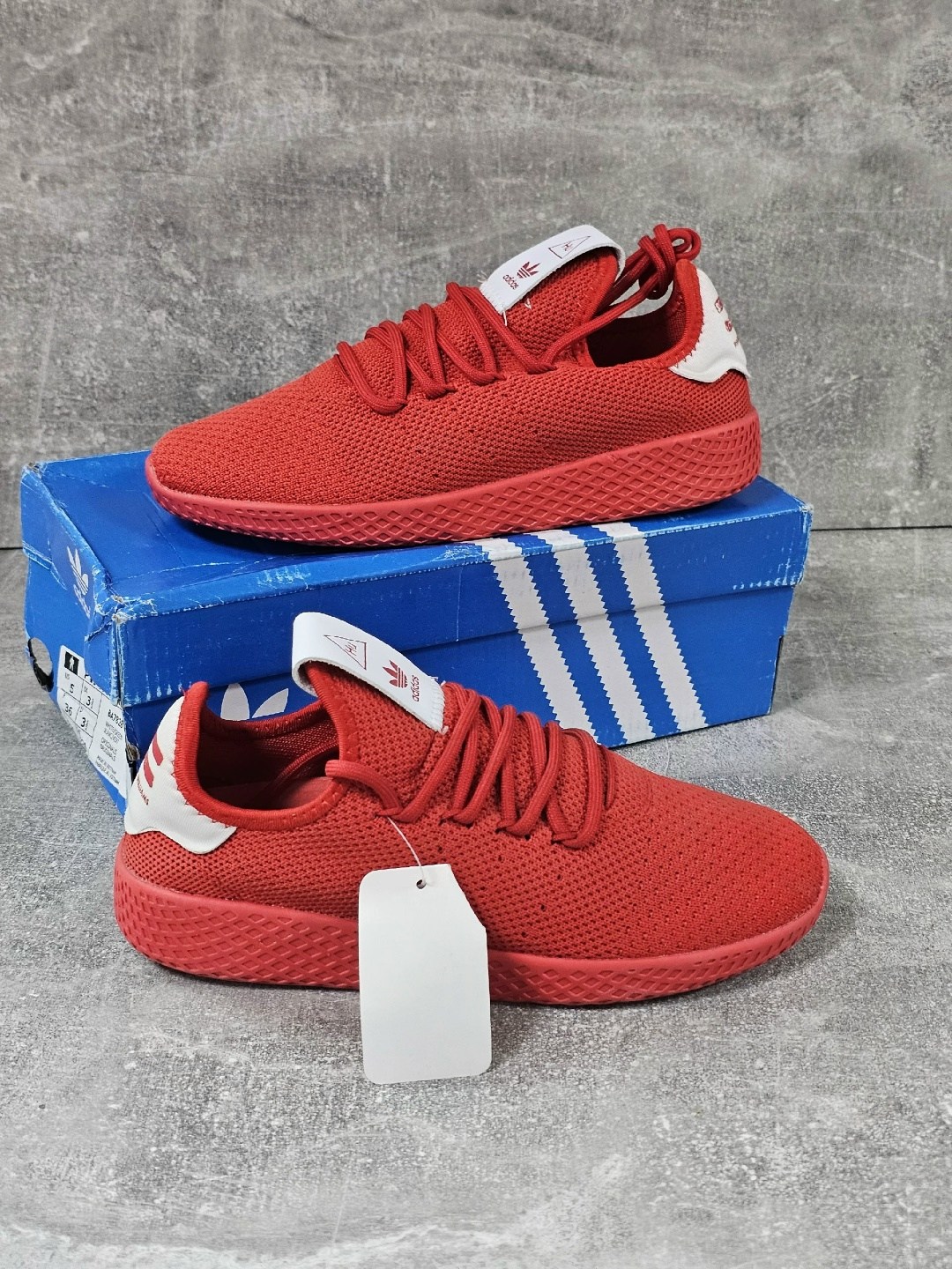 adidas pharrell williams tennis hu,адидас красные,adidas красные кроссовки 2026,кроссовки adidas,кроссовки адидас красные