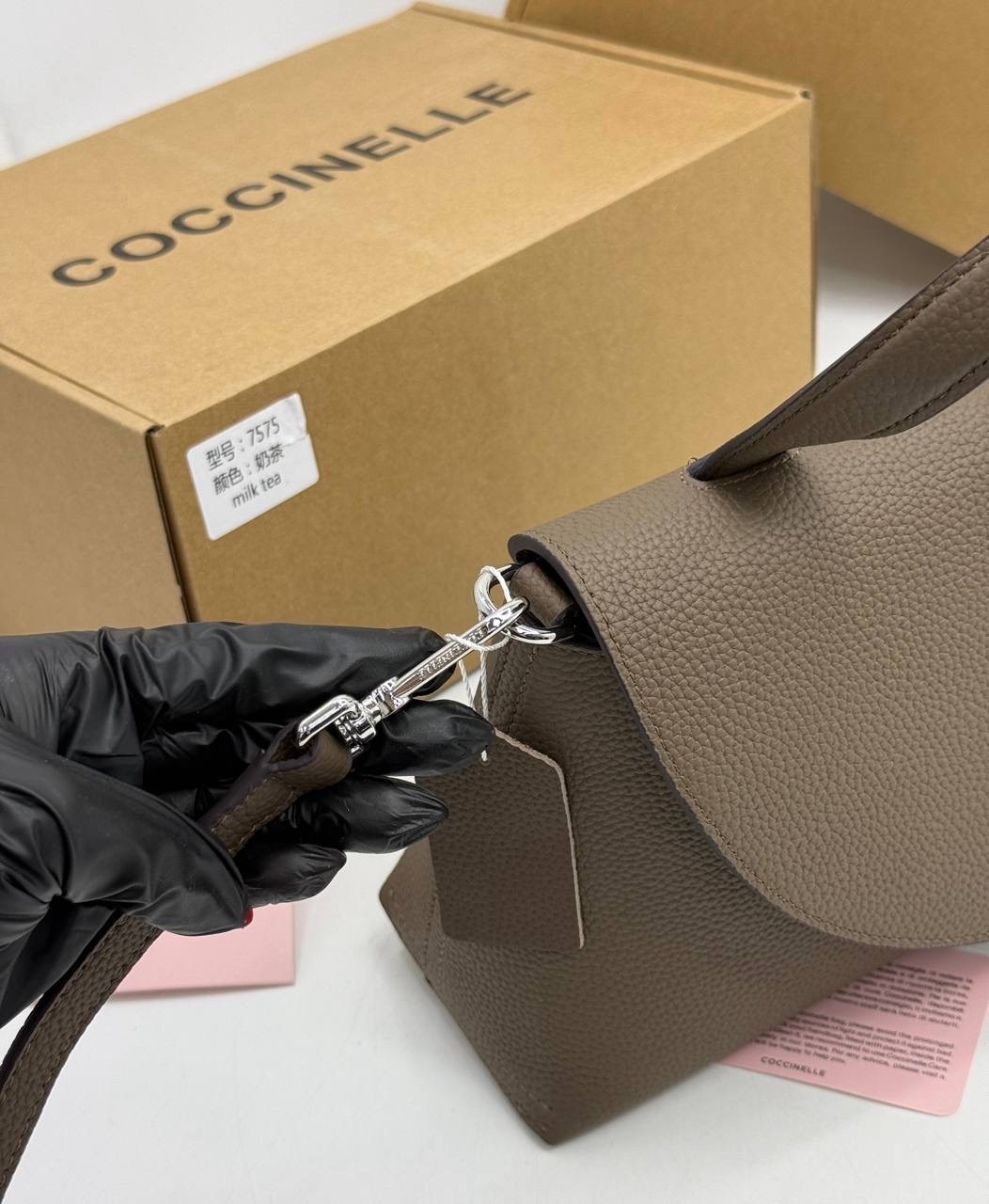 сумка coccinelle,сумка женская coccinelle fd0 18 01 01 коричневый,сумка женская coccinelle,сумка coccinelle coccinelle e1 d05 18 04 01,сумка coccinelle b14 mini пудровая