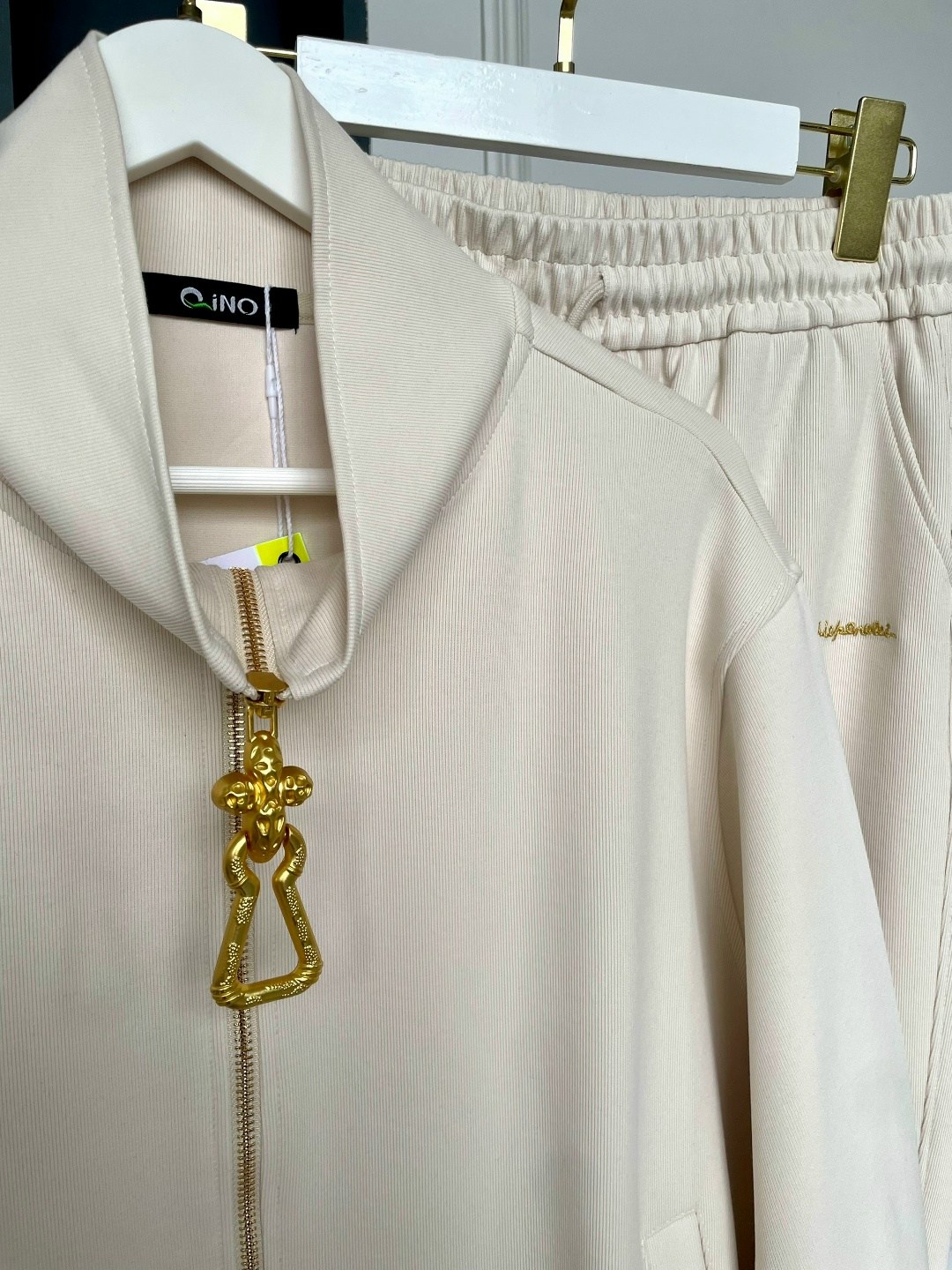 костюм спортивный,стильный костюм,костюм спортивный женский,костюм молочный,повседневный костюм