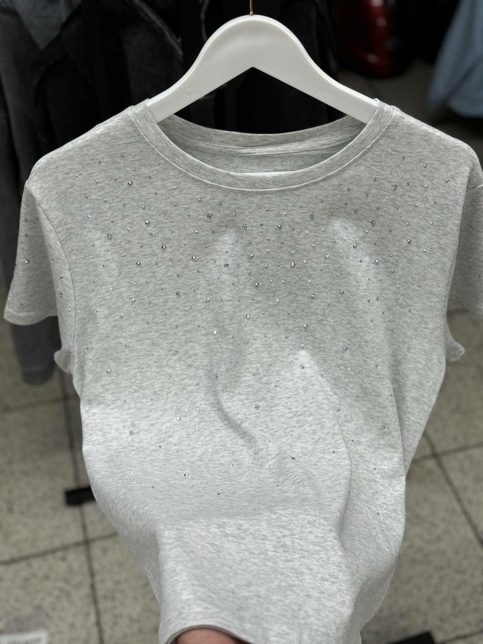 мужская футболка со стразами и заклепками,мужские футболки с заклепками,футболка со стразами,черная футболка со стразами,модные мужские футболки