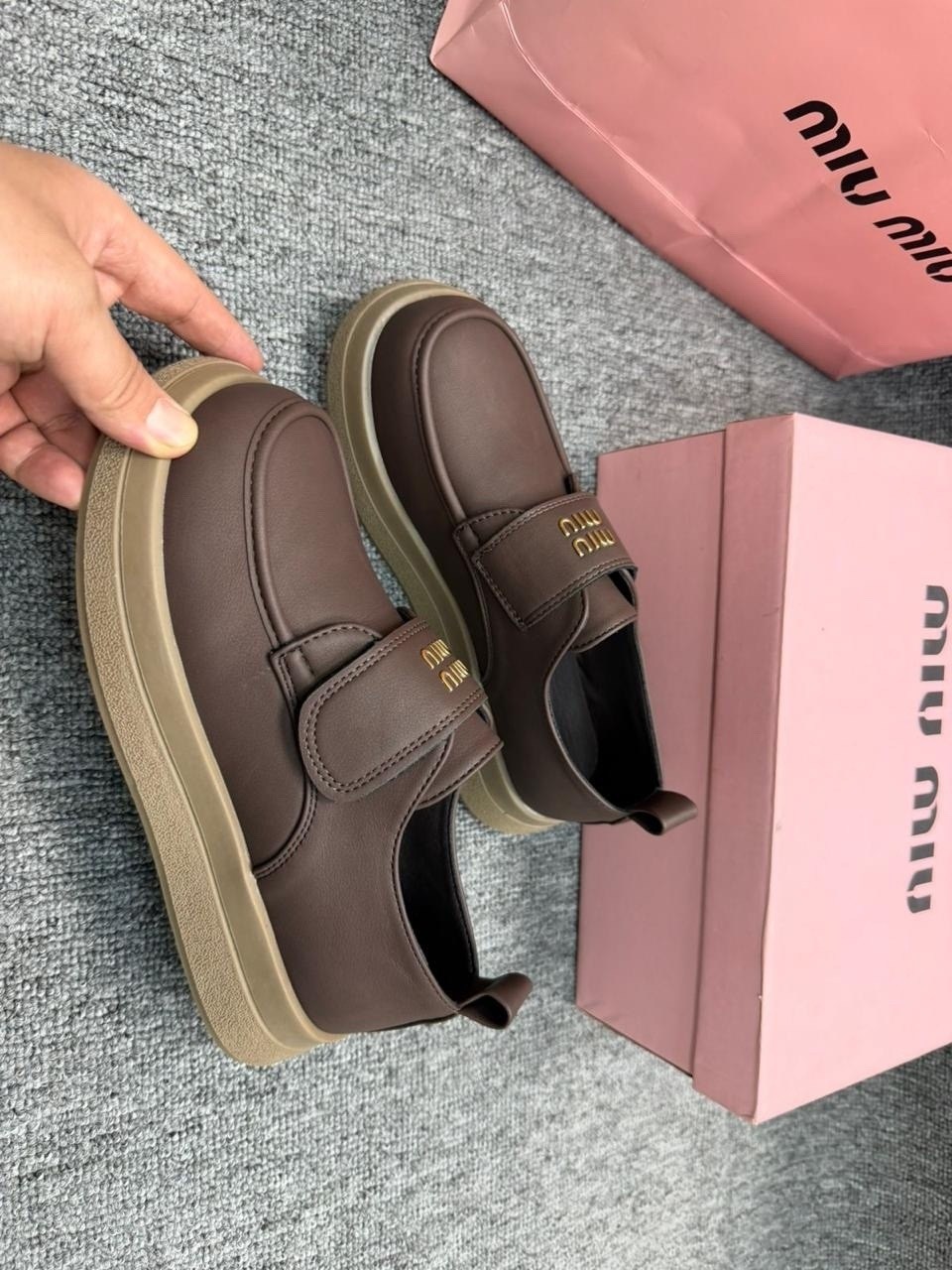 ,женская , повседневные,замшевые лоферы miu miu на высокий подошве и фирменной фурнитурой,модная женская