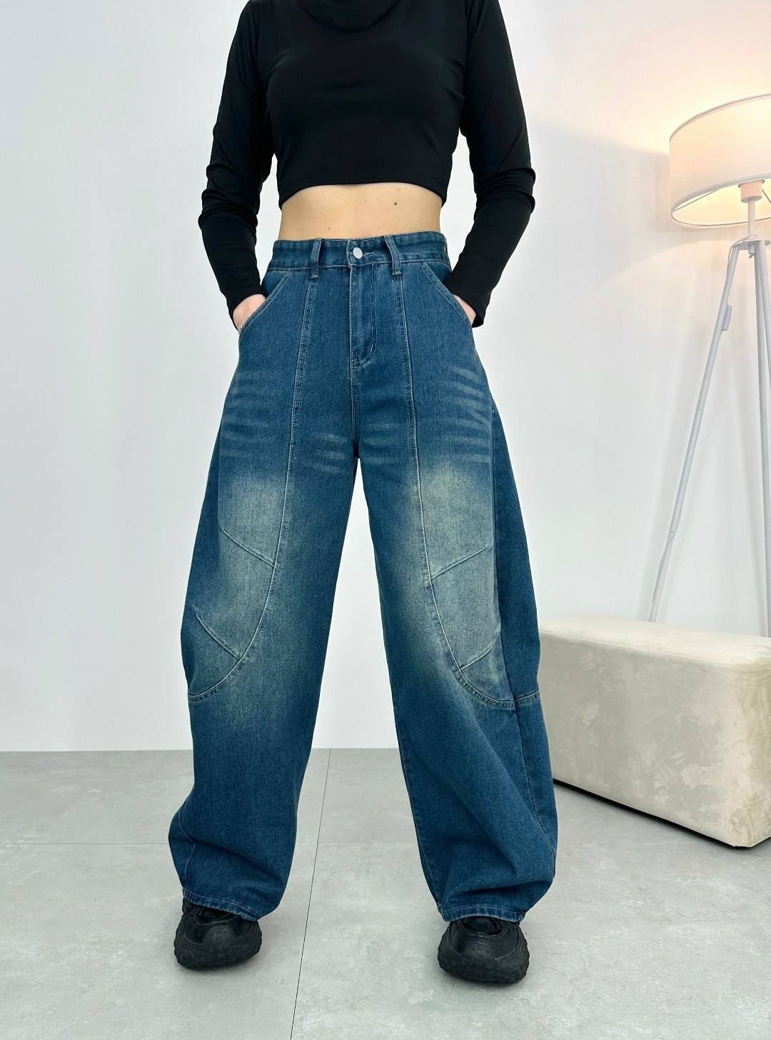 джинсы 2025 женские тренды модные,джинсовая куртка,широкие джинсы,джинсы тренд