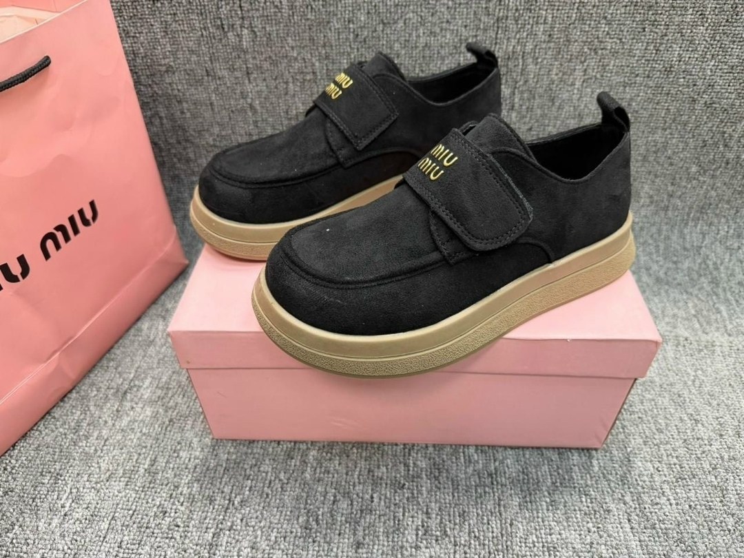 ,женская , повседневные,замшевые лоферы miu miu на высокий подошве и фирменной фурнитурой,модная женская