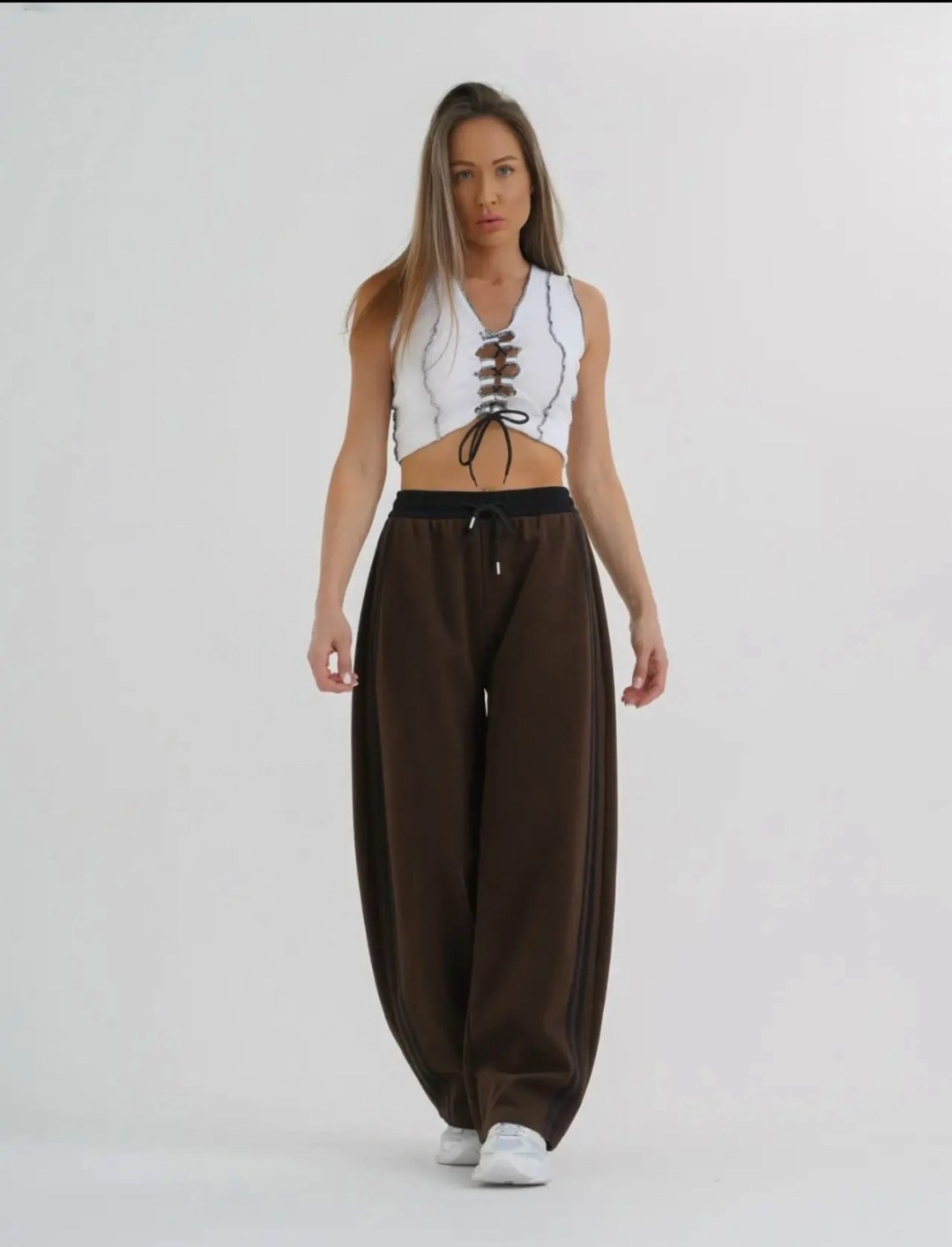 широкие брюки,брюки с широкими штанинами,спортивные брюки,широкие спортивные брюки,женские широкие брюки