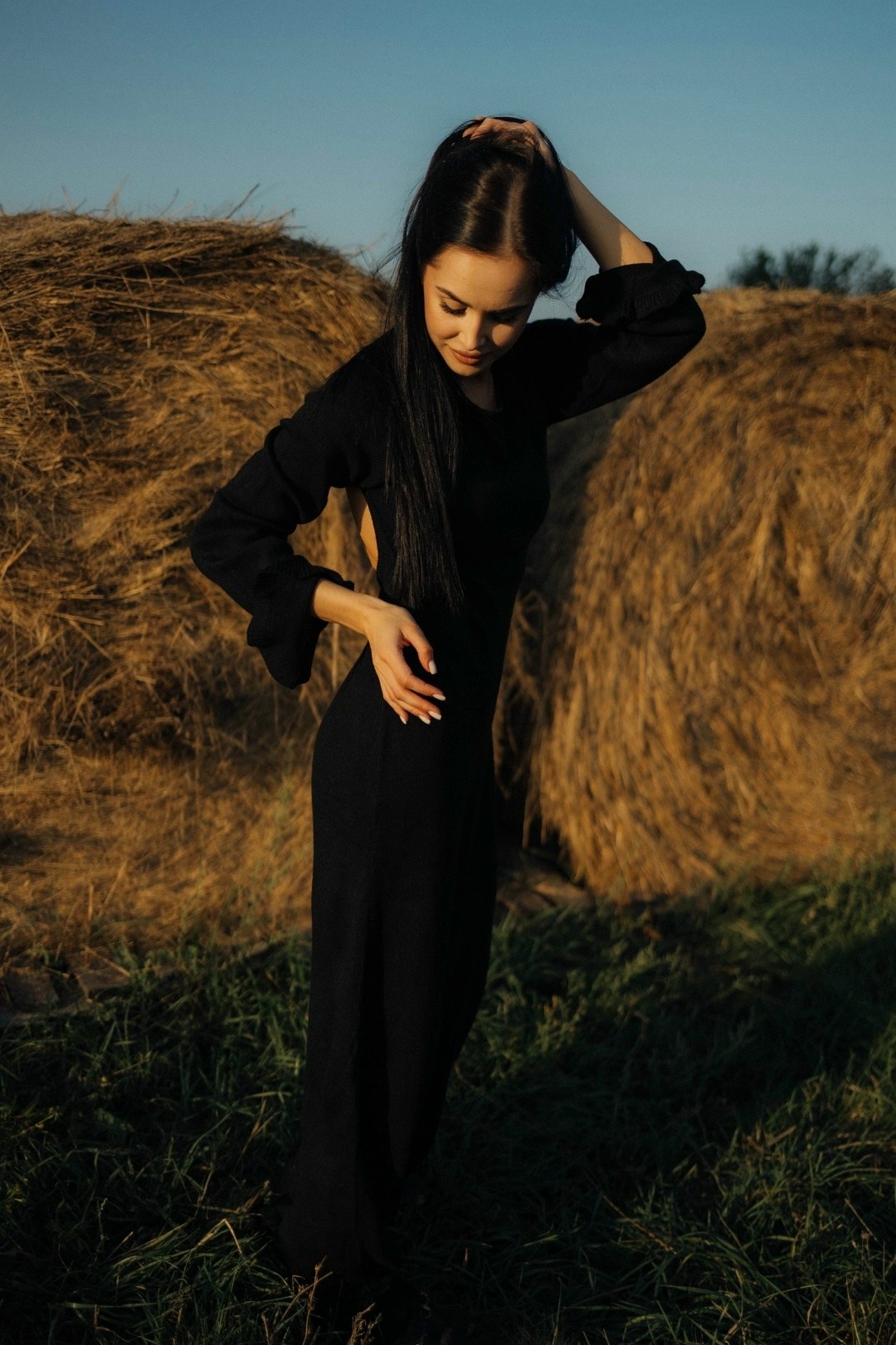 фотосессия на тюках сена,фотосессии идеи,фотосессии в поле,девушка,идеи для фотосессии в поле