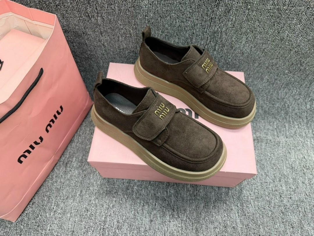,женская , повседневные,замшевые лоферы miu miu на высокий подошве и фирменной фурнитурой,модная женская