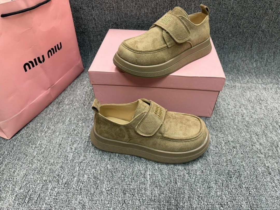 ,женская , повседневные,замшевые лоферы miu miu на высокий подошве и фирменной фурнитурой,модная женская