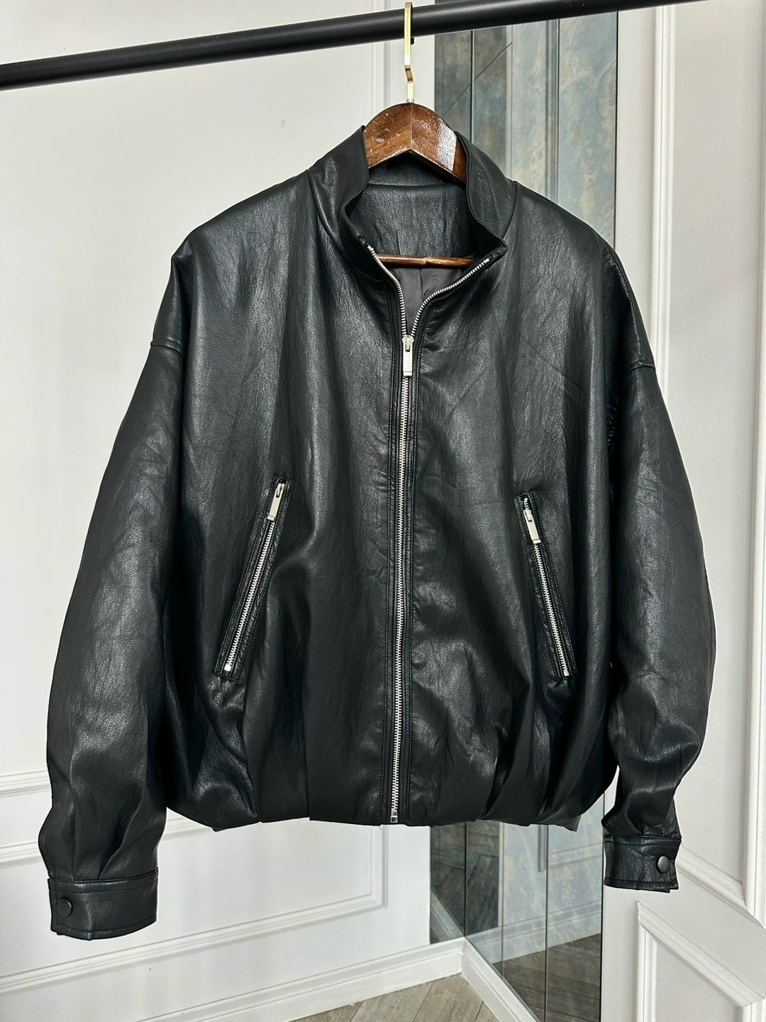 кожаная куртка,стильные куртки,женская кожаная куртка,куртка бомбер из экокожи,бомбер удлиненный оверсайз кожаная куртка saint shine