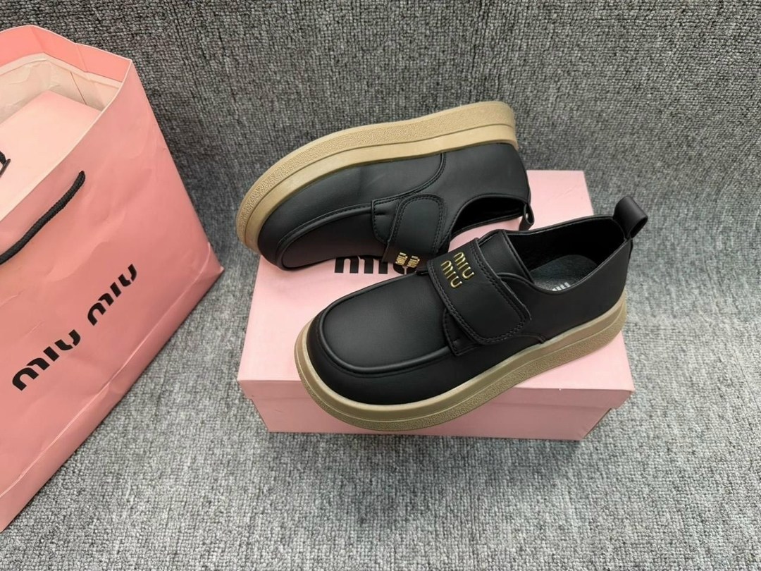 ,женская , повседневные,замшевые лоферы miu miu на высокий подошве и фирменной фурнитурой,модная женская