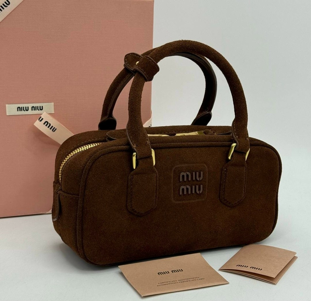 женская замшевая сумка miu miu arcadie коричневая,сумка miu miu,сумка в образе miu miu замша размер 28/14 см,сумка натуральная замша miu miu,замшевые сумки miu miu
