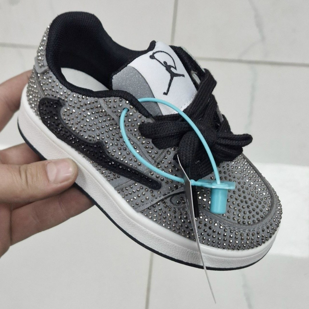 кроссовки со стразами,классные кроссовки,блестящие кроссовки,кроссовки,фирменные кроссовки