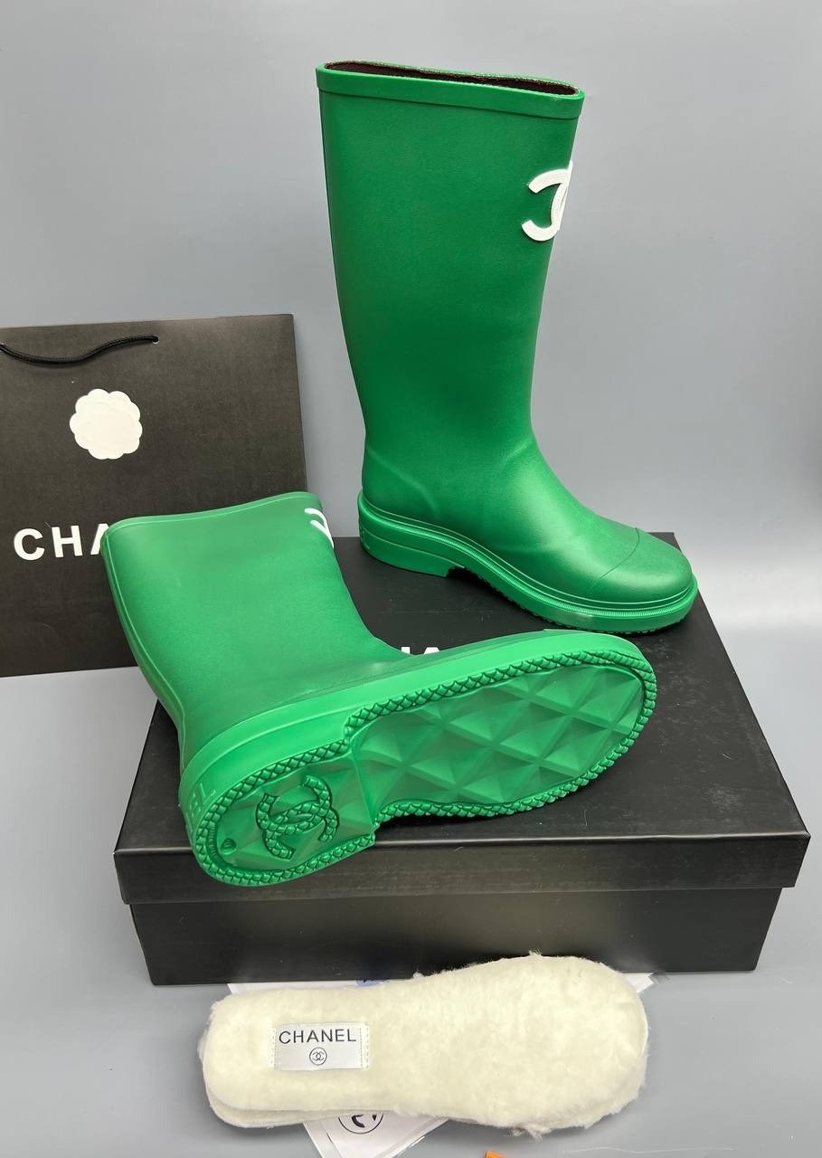 резиновые сапоги шанель,резиновые сапоги chanel,сапоги резиновые женские шанель,женские сапоги chanel 2026 зеленые резиновые с белым логотипом,женские резиновые сапоги chanel