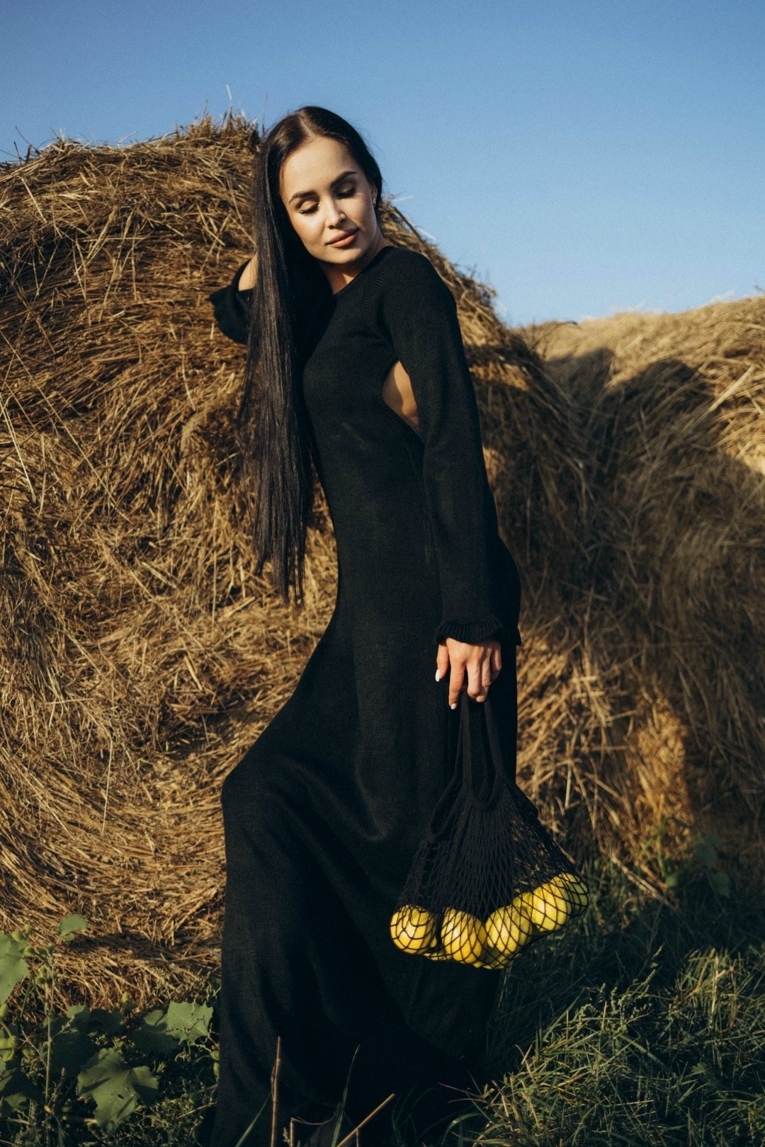 фотосессия на тюках сена,фотосессии идеи,фотосессии в поле,девушка,идеи для фотосессии в поле