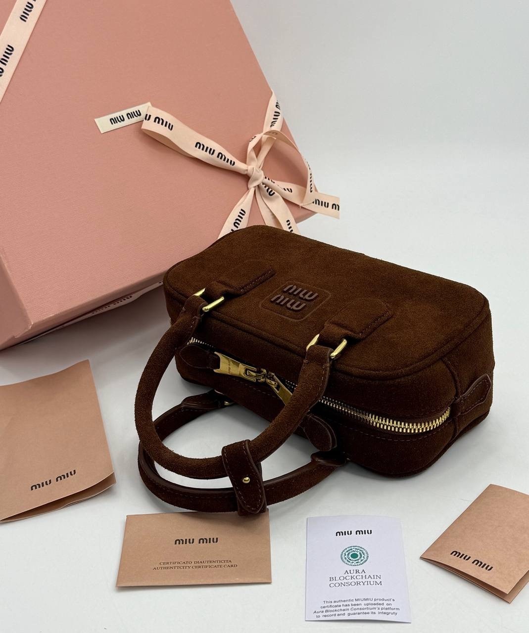 женская замшевая сумка miu miu arcadie коричневая,сумка miu miu,сумка в образе miu miu замша размер 28/14 см,сумка натуральная замша miu miu,замшевые сумки miu miu