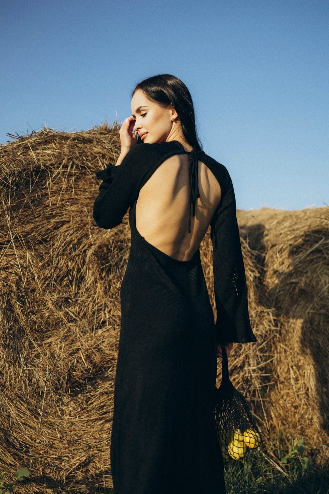 фотосессия на тюках сена,фотосессии идеи,фотосессии в поле,девушка,идеи для фотосессии в поле