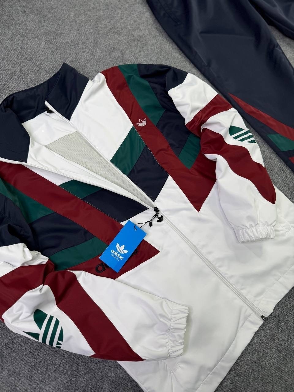 спортивный костюм adidas ретро,спортивный костюм adidas,спортивный костюм adidas 90х,спортивный костюм adidas в стиле 90х,спортивный костюм adidas плащевый в стиле ретро из 90х