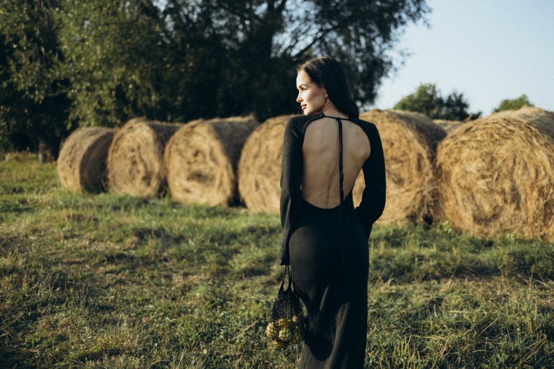 фотосессия на тюках сена,фотосессии идеи,фотосессии в поле,девушка,идеи для фотосессии в поле