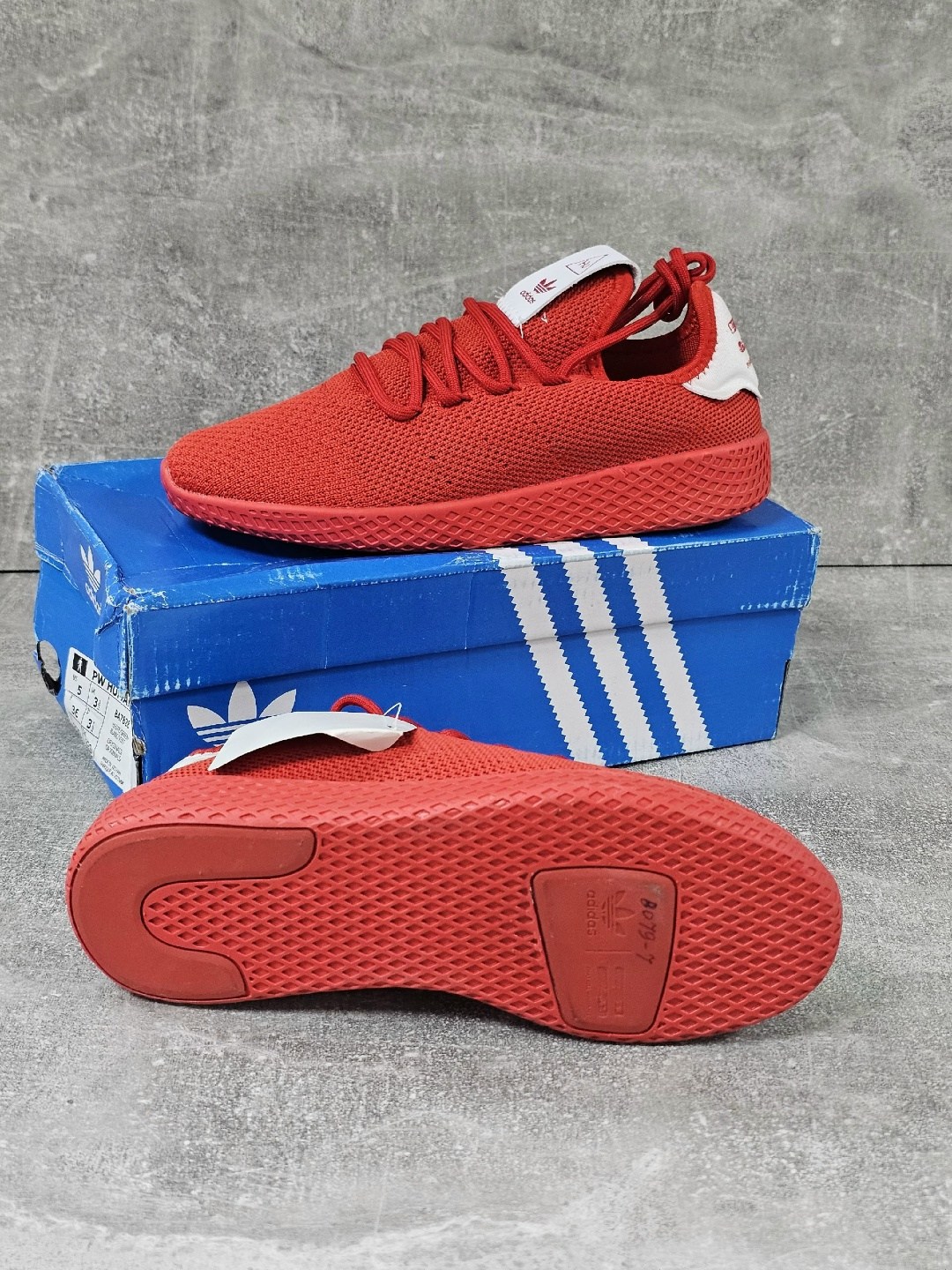 adidas pharrell williams tennis hu,адидас красные,adidas красные кроссовки 2026,кроссовки adidas,кроссовки адидас красные
