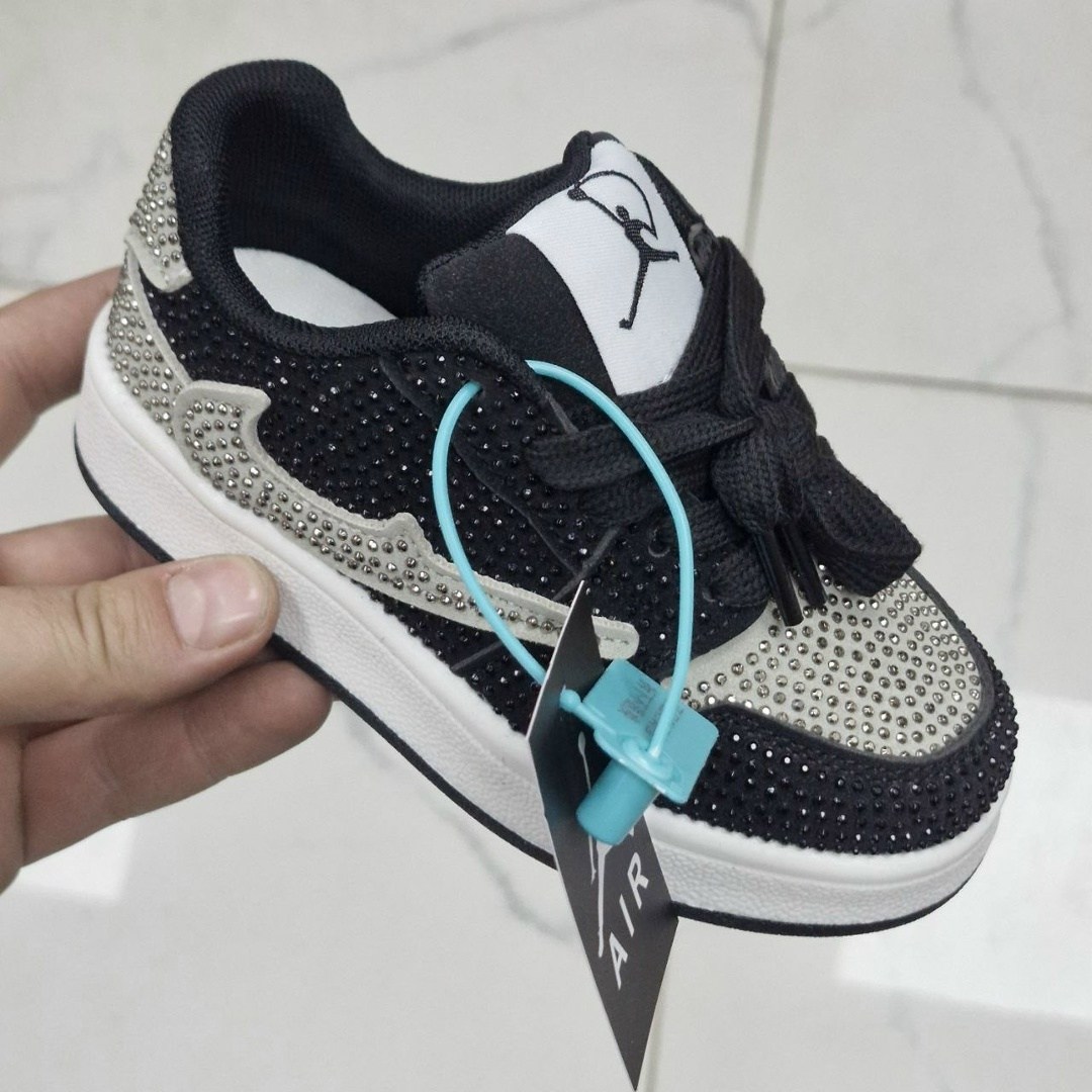 кроссовки со стразами,классные кроссовки,блестящие кроссовки,кроссовки,фирменные кроссовки
