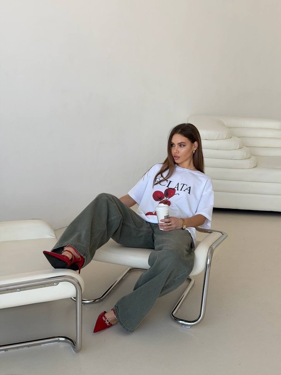 футболки оверсайз с принтами,оверсайз футболка,джинсы оверсайз,футболки женская,стильные джинсы