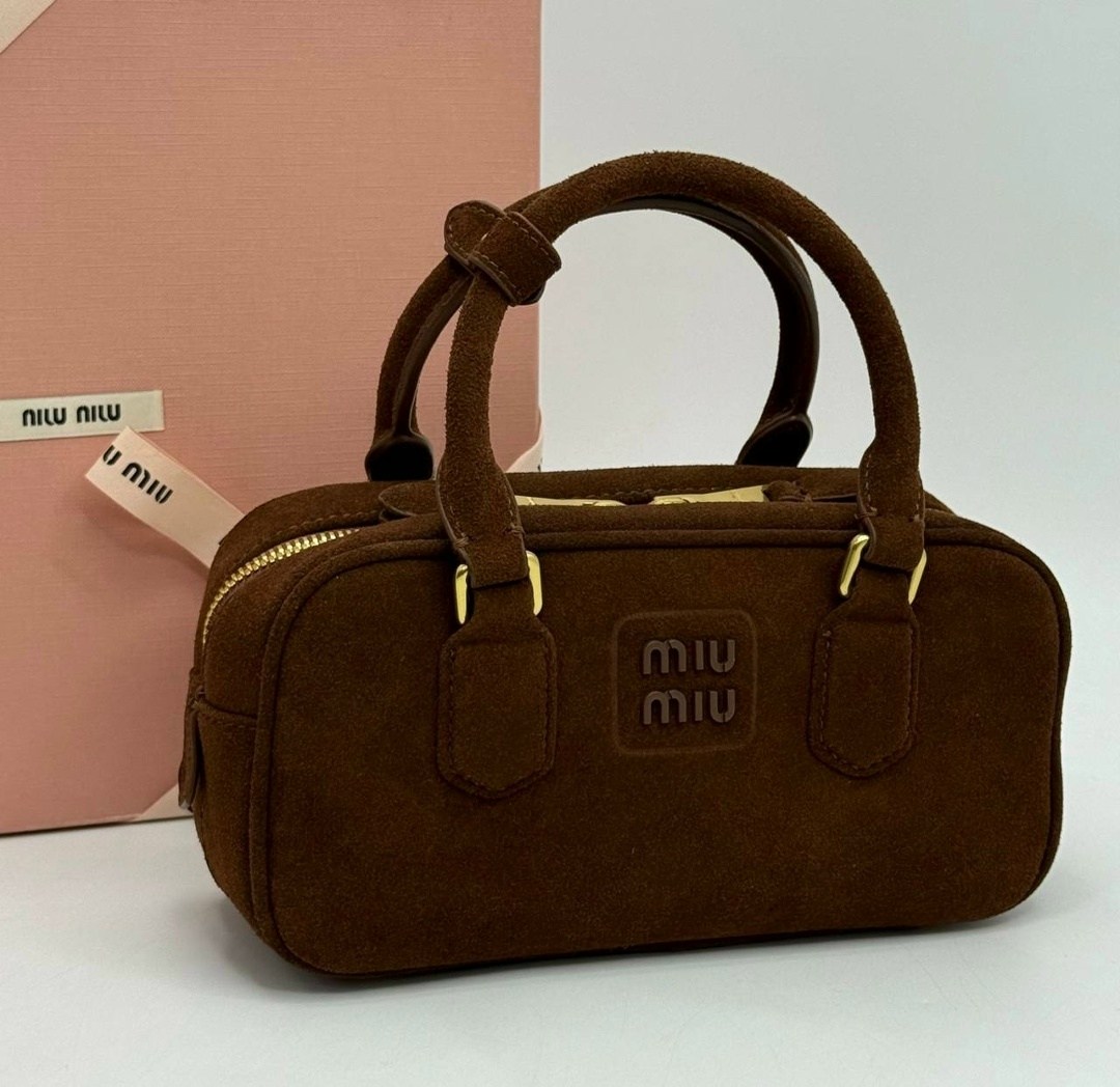 женская замшевая сумка miu miu arcadie коричневая,сумка miu miu,сумка в образе miu miu замша размер 28/14 см,сумка натуральная замша miu miu,замшевые сумки miu miu