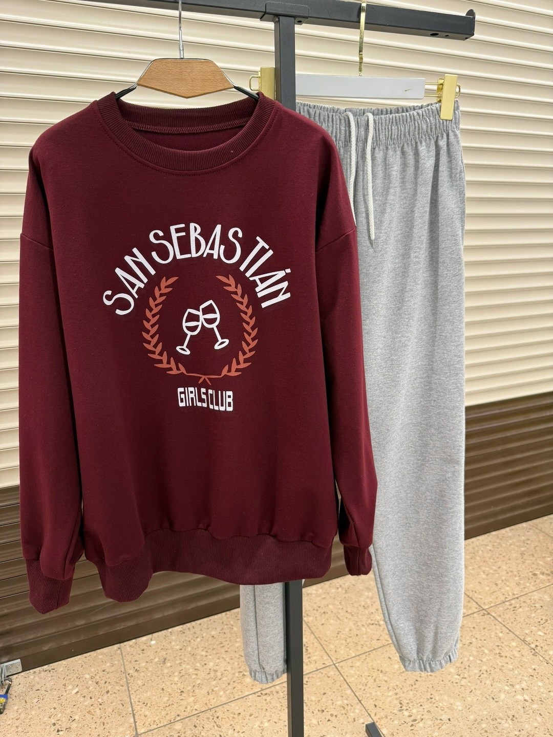 женский свитшот оверсайз,свитшот женский,свитшот оверсайз бордовый с принтом old money assertive,свитшот,свитшот женский бордовый