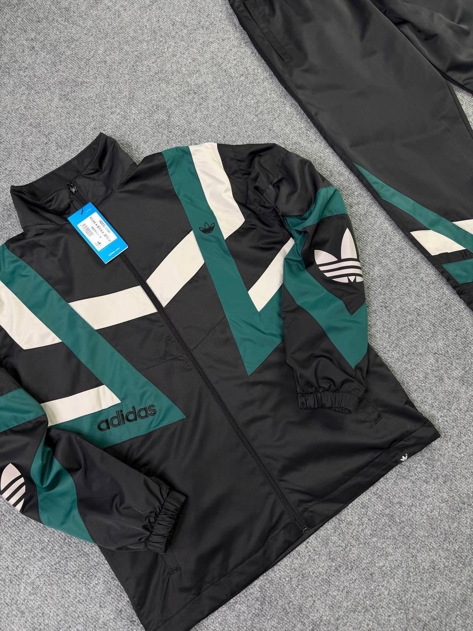 спортивный костюм adidas ретро,спортивный костюм adidas,спортивный костюм adidas 90х,спортивный костюм adidas в стиле 90х,спортивный костюм adidas плащевый в стиле ретро из 90х